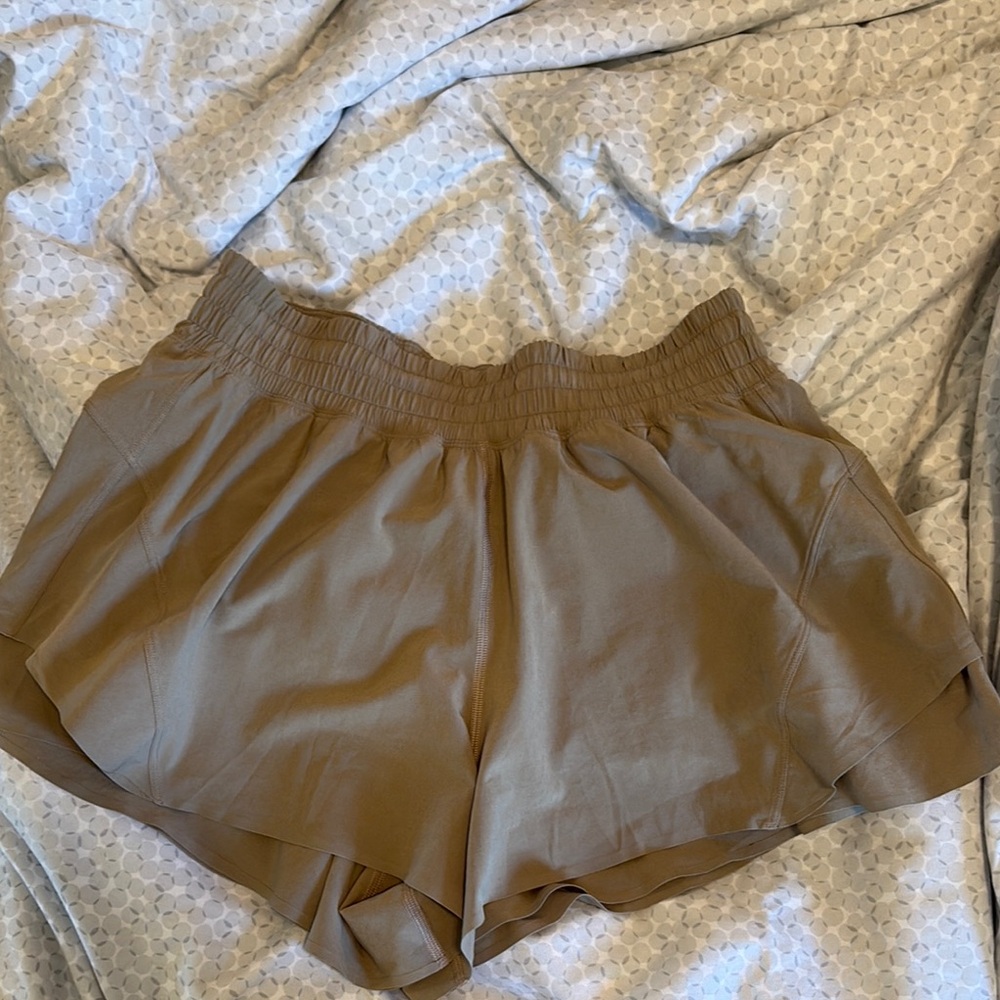 Lululemon shake it out short 2.5” in sheer oak